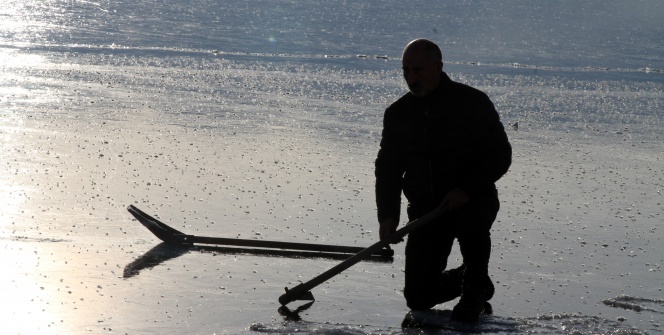 Buz tutan Çıldır Gölü’nde görsel şölen