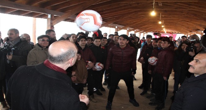 Bakan Soylu, Tunceli’de top oynadı