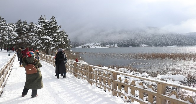 Yeni yıla karlar içinde girmek isteyen tatilciler Abant’a akın etti