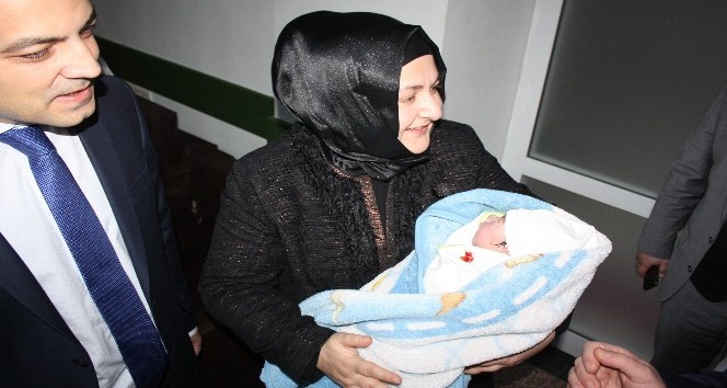Diyarbakır’da 2019’un ilk bebeği Nisanur bebek oldu