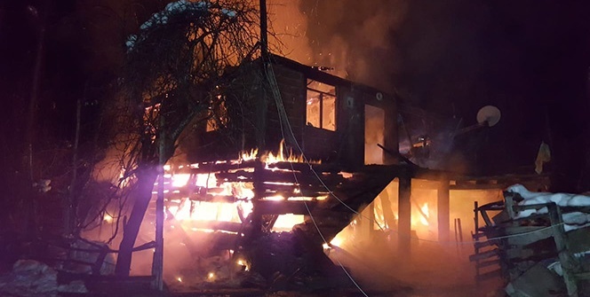 2 Katlı ahşap ev alev alev yandı, 6 kişilik aile evsiz kaldı