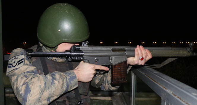 Herkes sevdiğiyle, onlar vatan aşkıyla yeni yıla girdi