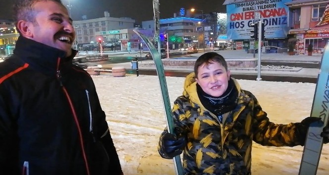 Çocuklarıyla birlikte şehir merkezinde kayak yaptı