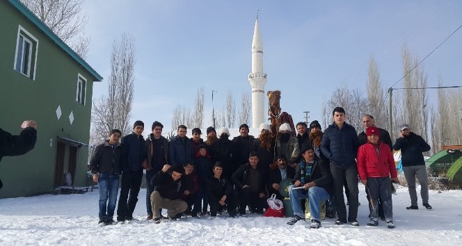 Teneke çalıp deve oynattılar