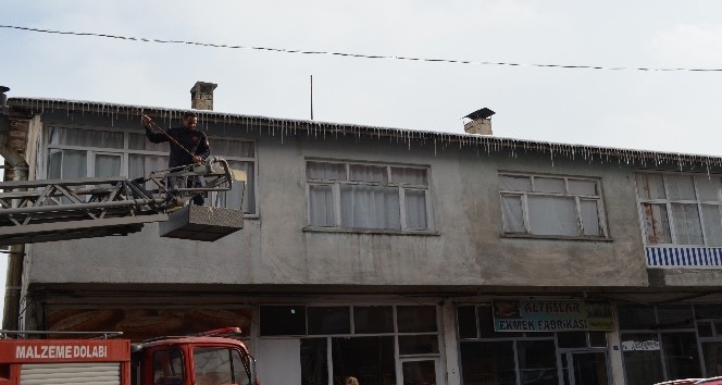 Adilcevaz Belediyesinden buz sarkıtlarını temizleme çalışması