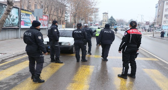 Aksaray’da polis okul bölgelerinde denetimlerini sıklaştırdı
