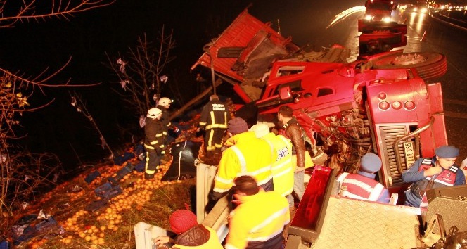Yalova’da portakal kamyonu devrildi: 1 ölü
