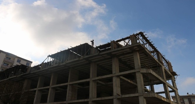 Siirt’te inşaat işçileri can güvenliklerini hiçe sayıyor