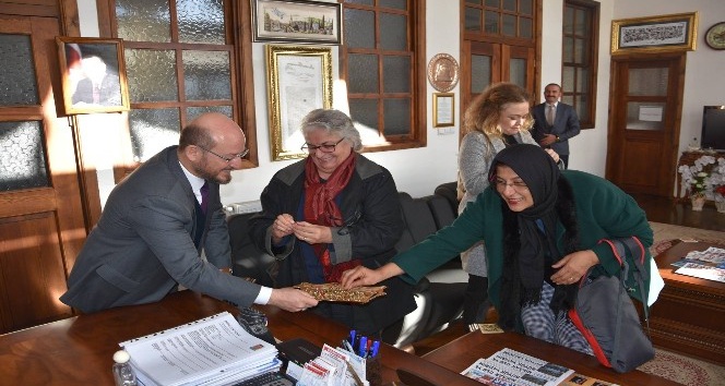 Başkan Özcan’dan ziyaretçilere ay yıldızlı bayrak rozeti