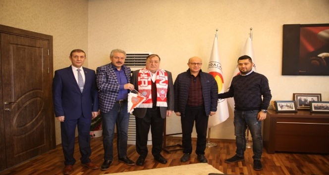 Nevşehir Belediyespor yöneticileri, NTSO Başkanı Parmaksız’ı ziyaret etti