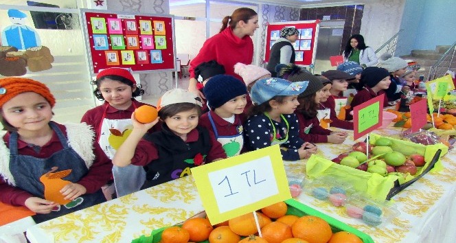 Öğrenciler LÖSEV için okullarında pazar tezgahı açtı
