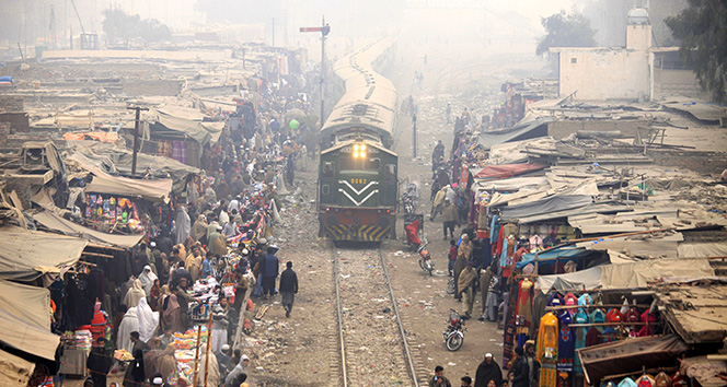Pakistan’da sis hayatı felç etti, görüş mesafesi 10 metre