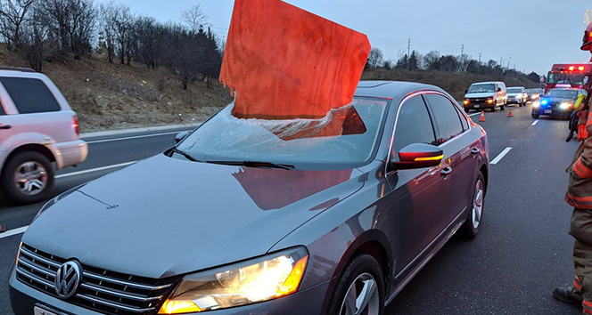 Otobanda seyreden otomobilin camÄ±na levha dÃ¼ÅtÃ¼