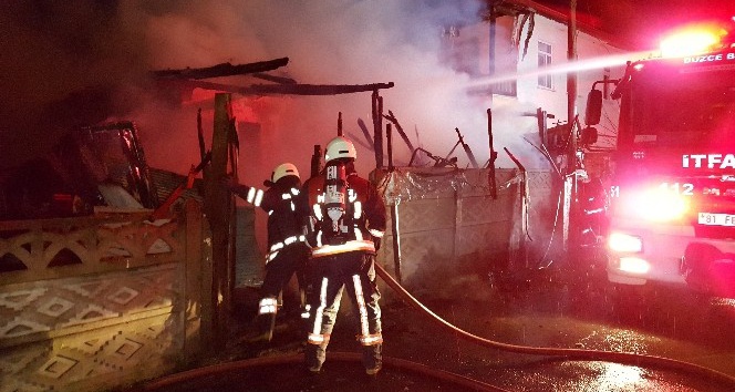 Tek katlı ev yandı, mahalleli sokağa döküldü