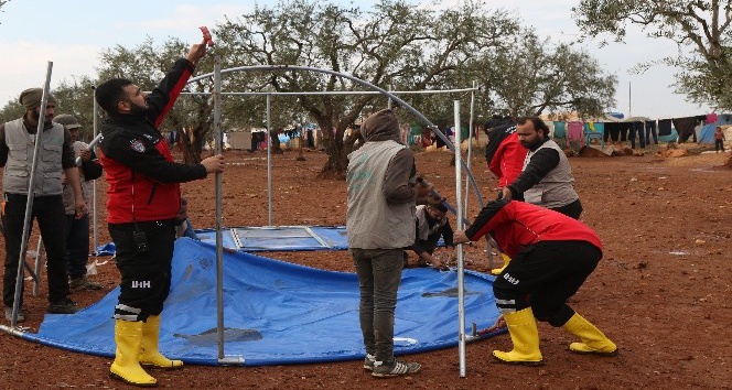 Suriye’deki sel mağduru ailelere çadır kuruldu