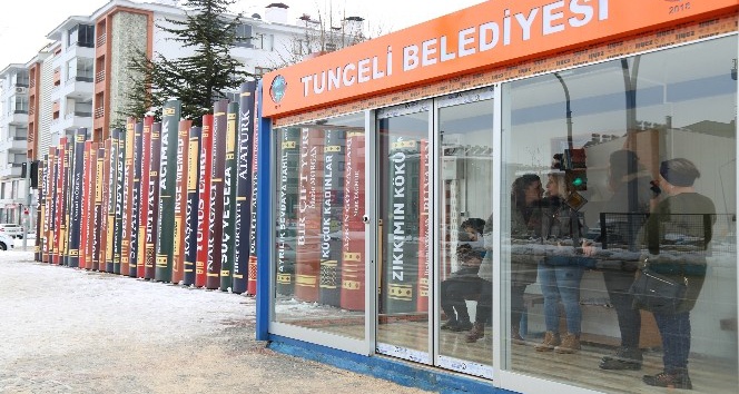 Kitap dekorlarıyla güzelleşen Tunceli’de, klimalı duraklarda soğuktan koruyor