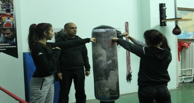 Siirtli kadın boksörler Türkiye Şampiyonasına hazırlanıyor