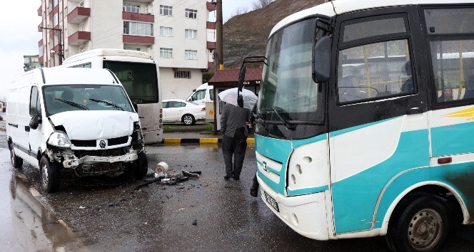 Öğrenci servisi minibüsle kafa kafaya çarpıştı: 5 yaralı