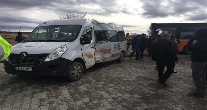 Belediye otobüsü ile servis aracı çarpıştı: 6 yaralı