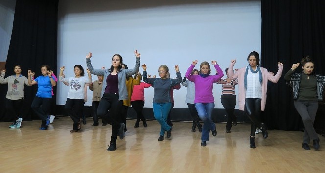 Halk oyunları ve dans kurslarına Foça’da büyük ilgi