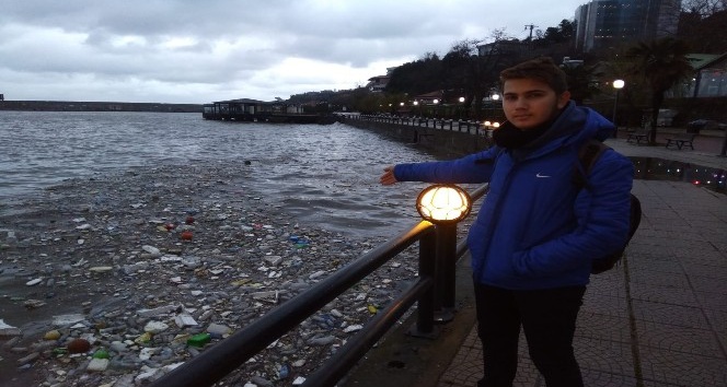Zonguldak’ta evsel atıklar sahile vurdu