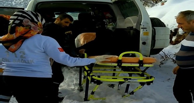 Astım hatası yaşlı adamın imdadına paletli ambulans yetişti