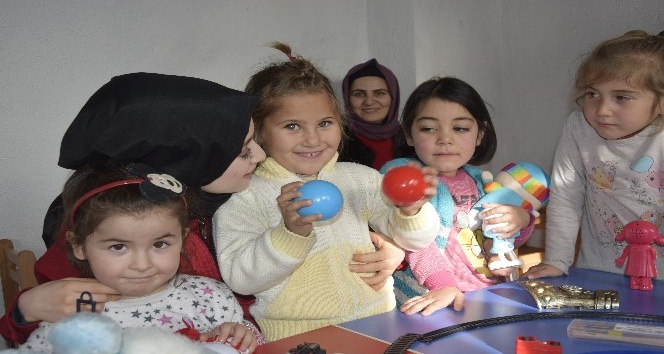 Üniversiteli öğrenciler köy okulundaki çocukları oyuncakla buluşturdu