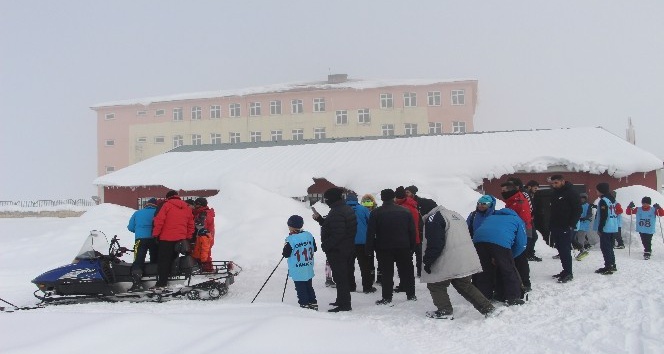 Yüksekova’da kayak yarışması