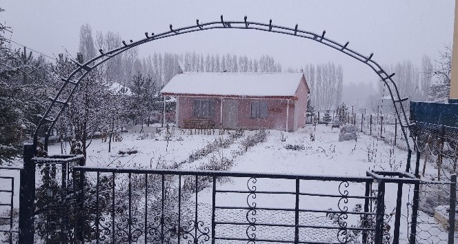 Sivas’ın İmranlı ilçesinde kar yağışı etkili oldu