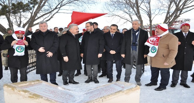 Bakan Kasapoğlu, Türkiye’nin kardan yapılan en büyük şehit askerler heykelini açtı