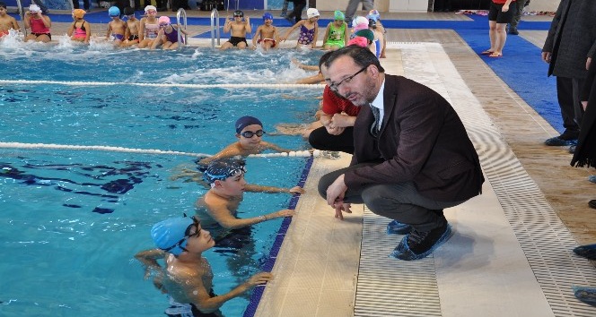Bakan Kasapoğlu, Kars Olimpik Yüzme Havuzu’nda çocuklarla buluştu