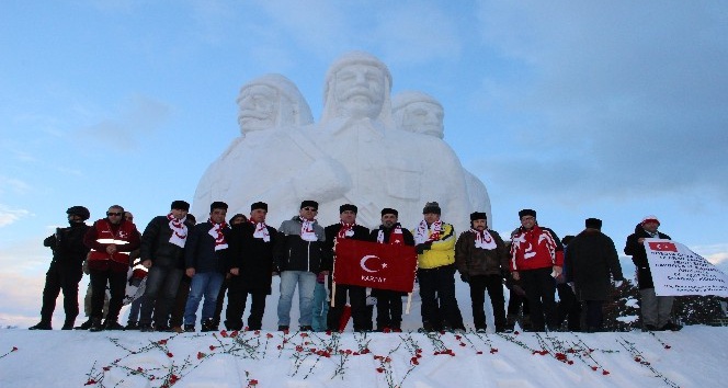 Sarıkamış şehitleri için gece nöbet tutup gündüz yürüdüler