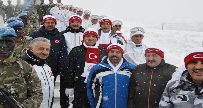 Türkiye’nin dört bir yanından binlerce kişi Sarıkamış’ta şehitler için buluştu