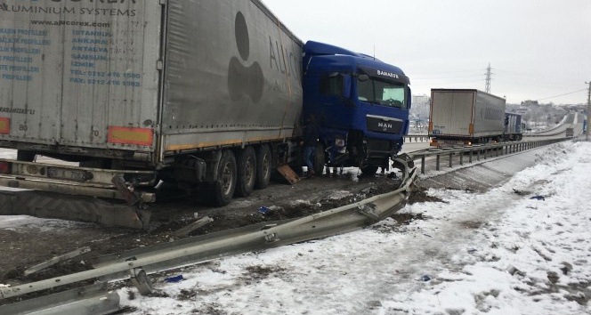 Tosya’da kar ve sis sonrası maddi hasarlı trafik kazası meydana geldi