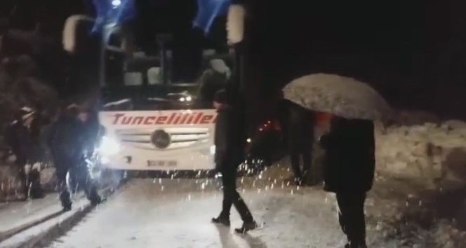 Tunceli’de kar yağışı etkili oldu, mahsur kalan araçlar kurtarıldı