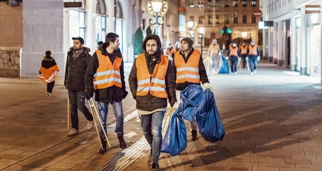 ABD’de Müslüman gençler sokaklarda çöp topladı