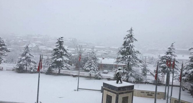 Isparta’da yoğun kar yağışı nedeniyle 2 ilçeyi bağlayan yol kapandı