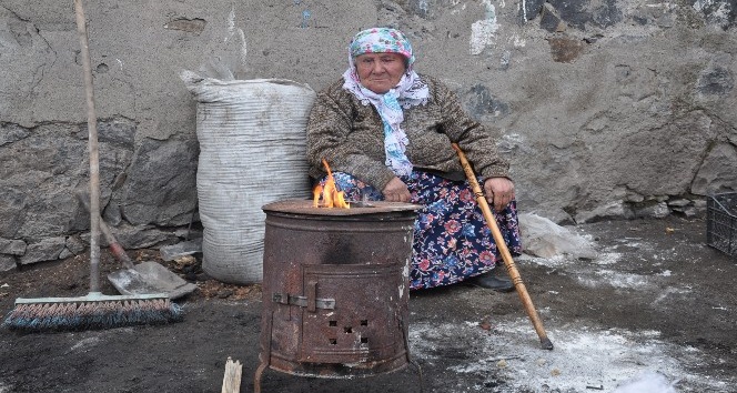 Kars’ta 70 yaşındaki ninenin eksi 10’da yaşam mücadelesi