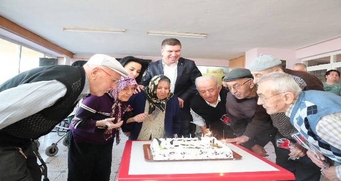 Başkan Ercengiz, yeni yılı huzurevinde kutladı