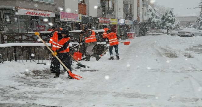 Akşehir’de kar temizliği çalışmaları aralıksız devam ediyor