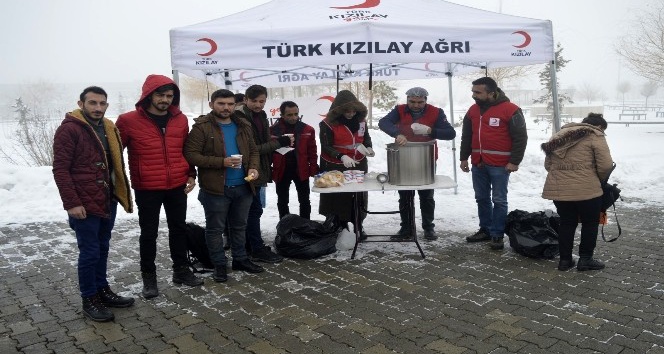 Kızılay soğuk kış günlerinde üniversite öğrencilerine çorba ikram ediyor