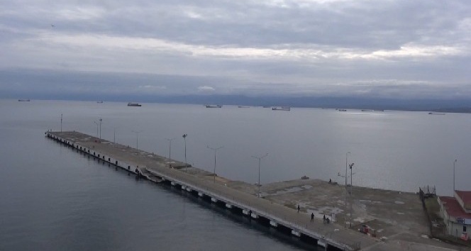 Fırtınadan kaçan gemiler Sinop Limanı’na sığındı