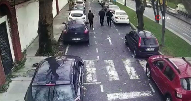 Darülaceze Otoparkı'nda çınar ağacı 4 aracın üzerine devrildi