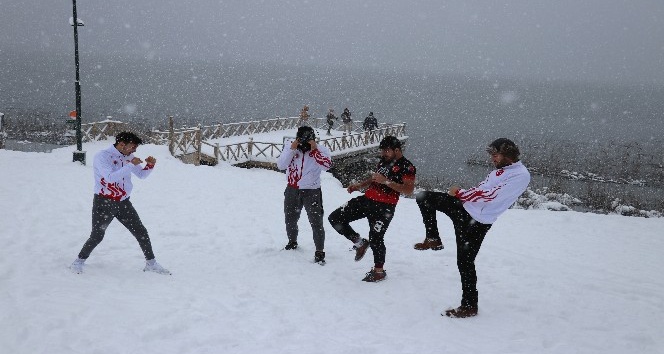 Muay Thai Milli Takımı, dondurucu soğukta Aban’ta antrenman yaptı