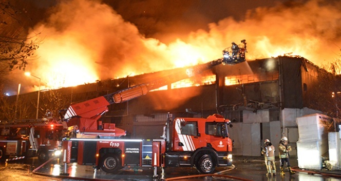 Zeytinburnu&#039;nda iplik fabrikasında yangın çıktı