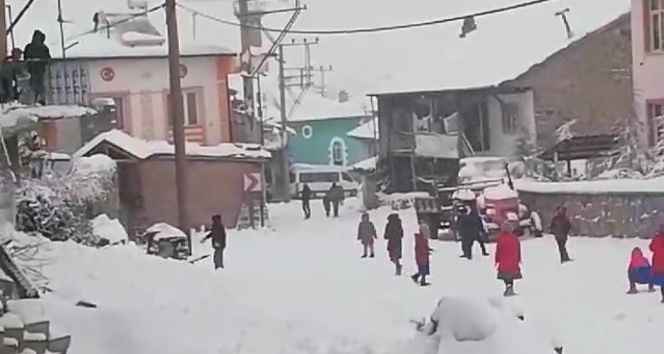 Köy okulunda minik öğrencilerin kar sevinci