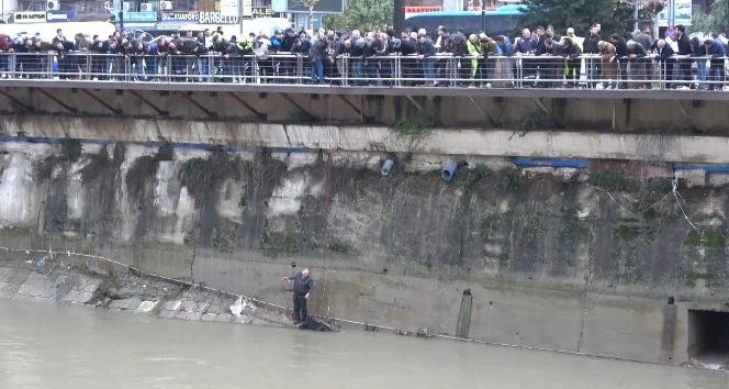 Asi Nehri’ne düşen kadını itfaiye kurtardı