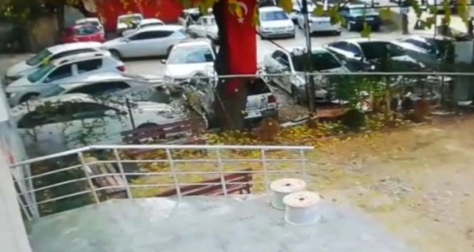 Durdurmaya çalıştığı otomobil üzerinden geçti