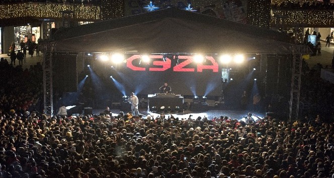 17 Burda AVM, yeni yılı Ceza konseri ile karşıladı