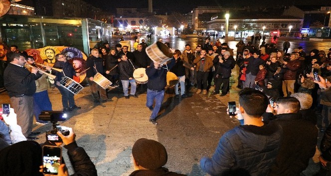 Davulun ritmine kendini kaptıran “Noel baba” kendini kaybetti